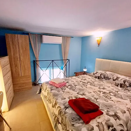 Goldencube Pensjonat Neapol